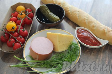 Подготовить продукты для приготовления пиццы из багета в духовке. Вместо помидоров черри можно взять 1 крупный помидор.