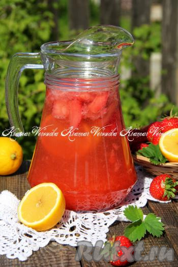 Влить в графин охлаждённую газированную воду. Перемешать и подать освежающий, вкусный, ароматный лимонад, приготовленный из клубники, лимона и мяты, к столу. Отличный напиток для жарких летних дней, попробуйте!