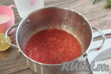 150 грамм клубники измельчить блендером (или толкушкой) в пюре.