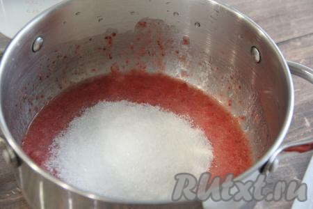 Добавить в клубничное пюре сахар.