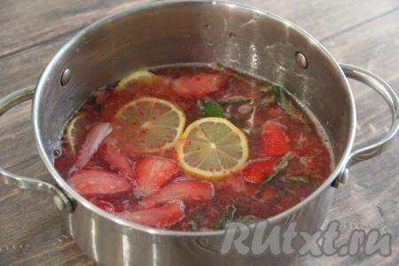 Залить клубнику, мяту и лимон холодной фильтрованной водой, перемешать и оставить на 1 час.