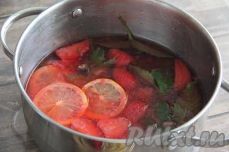 По истечении часа из получившегося настоя удалить мяту. Перелить настой вместе с клубникой и лимоном в графин.&nbsp;