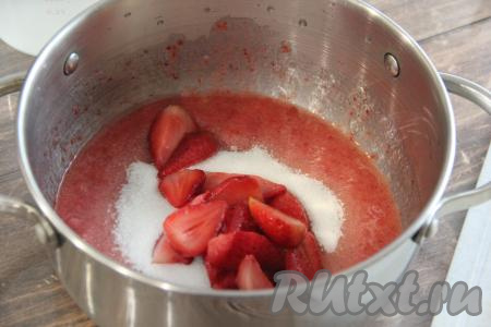 Остальную клубнику крупно нарезать и добавить в кастрюльку с пюре и сахаром.