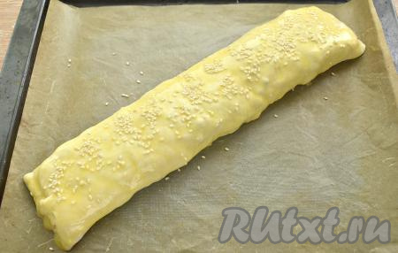 На противень, застеленный&nbsp;пергаментом (или специальным листом для выпечки), выкладываем сформированный мясной рулет швом вниз. Поверхность рулета смазываем взбитым желтком и, по желанию, посыпаем кунжутом.