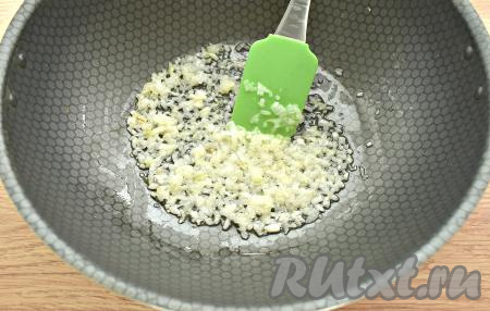 Тесто заранее достаём из холодильника и оставляем размораживаться при комнатной температуре. Тесто должно стать достаточно мягким. Очищаем лук, нарезаем его на мелкие кусочки. В сковороду вливаем растительное масло, ставим на достаточно сильный огонь. В разогревшееся масло выкладываем лук и обжариваем его на умеренном огне 4-5 минут (до мягкости), периодически перемешивая. 