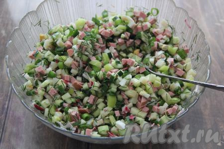 Эту заготовку можно заправить сметаной (или майонезом), разложить по тарелкам, залить газированной водой и сразу подать к столу. А можно поставить на несколько часов в холодильник, а заправлять окрошку непосредственно перед подачей.