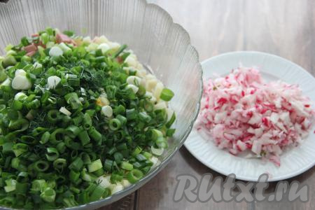 В глубоком салатнике (или миске) соединить колбасу, картошку, огурчики, болгарский перец, яйца и зелень. Добавить редиску, натёртую на крупной тёрке. Затем посолить заготовку окрошки по вкусу и перемешать.