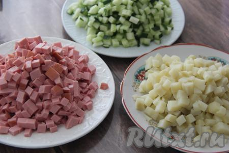 Картошку, огурцы и колбасу нарезать на мелкие кубики. Я стараюсь нарезать все составляющие для окрошки на примерно одинаковые по размеру небольшие кубики, тогда окрошка будет вкуснее.