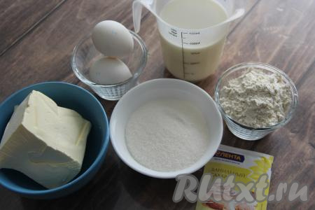 Прежде всего нужно приготовить заварной крем и дать ему время для стабилизации. Я крем сварила утром, а профитроли готовила вечером. Крем к этому времени полностью остыл и стабилизировался. Сливочное масло нужно достать заранее, чтобы оно стало комнатной температуры.