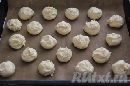 Противень застелить ковриком для выпечки (или пергаментной бумагой). С помощью столовой ложки выкладывать тесто на противень в виде шариков, расположенных на расстоянии друг от друга.