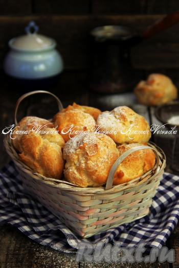 Нежные профитроли с заварным кремом подать к чаю или кофе. Эти пирожные, приготовленные в домашних условиях, получаются восхитительно вкусными!