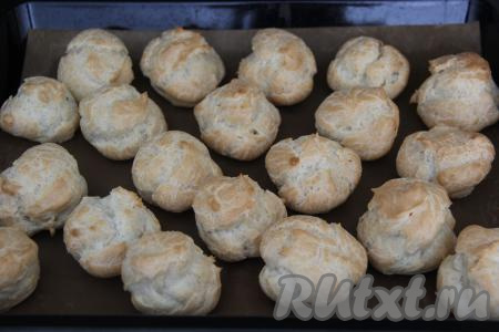 Выпекать профитроли в разогретой до 220 градусов духовке 10 минут. Затем убавить огонь до 180 градусов и выпекать ещё минут 20.&nbsp;