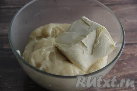 В горячий крем выложить сливочное масло комнатной температуры и перемешать до растворения масла (до однородности). Накрыть получившийся крем пищевой плёнкой так, чтобы плёнка лежала на поверхности крема (благодаря соприкасанию плёнки с кремом, на поверхности крема не будет образовываться корочка), оставить до полного остывания, а затем можно поставить в холодильник.