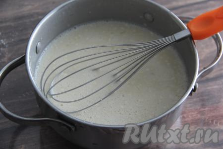 Перемешать содержимое кастрюли венчиком.