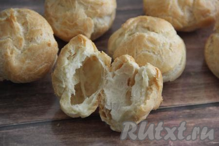 Достать профитроли из духовки и дать им полностью остыть. Посмотрите, какими полыми они получаются внутри.