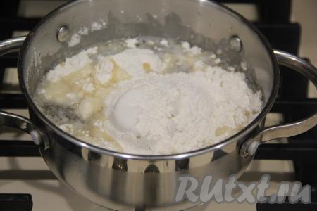 Всыпать муку в кипящую массу.