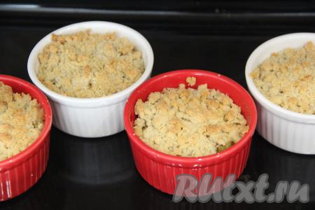 Поставить формочки на противень и убрать в разогретую духовку. Выпекать крамбл с ревенем минут 20 при температуре 200 градусов.