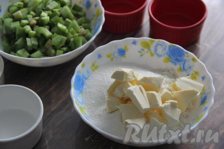 Соединить в миске муку и сахар, перемешать, добавить кусочки холодного сливочного масла.