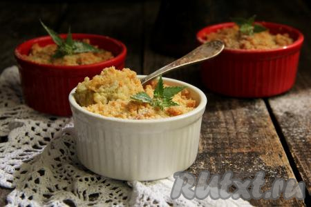 Очень вкусный крамбл с приятной кислинкой ревеня подать к столу.