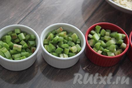 Поверх крошки равномерно разложить нарезанный ревень.