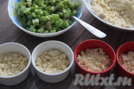 На дно формочек для выпечки (я взяла 4 формочки) равномерно разложить часть получившейся крошки.