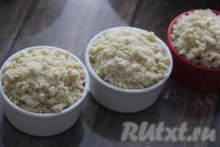 Поверх ревеня выложить оставшуюся крошку. Можно выложить крошку горкой, во время запекания крамбл немного осядет.