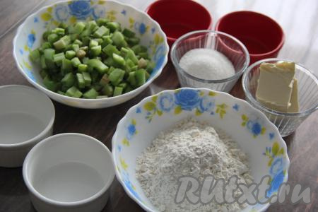 Подготовить продукты для приготовления крамбла. Стебли ревеня вымыть. Снять тонкую плёнку по всей длине каждого стебля. Нарезать ревень на кусочки.&nbsp;