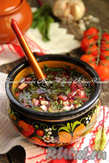 Подать яркий, вкусный, приятно освежающий холодник из молодой свеклы с ботвой к столу.