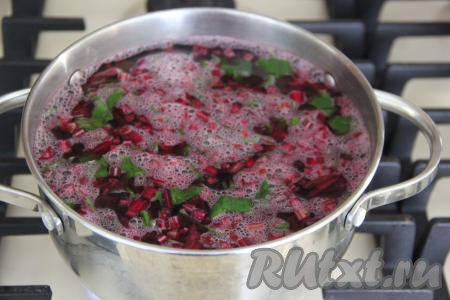 Затем добавить нарезанную ботву, дать закипеть и варить минуты 2-3. Снять кастрюлю с овощным бульоном с огня, дать остыть до комнатной температуры, а потом переставить кастрюлю в холодильник на пару часов (бульон должен хорошо охладиться).