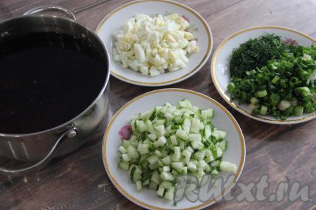 Яйца и огурцы нарезать на мелкие кубики. Зелень мелко нарезать.
