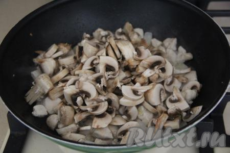 Шампиньоны нарезать на пластинки и добавить в сковороду.