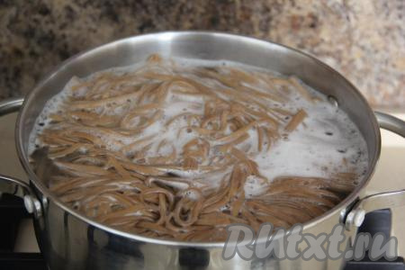 В кастрюлю налить воду, поставить на сильный огонь, после закипания посолить и опустить в неё гречневую лапшу, дать закипеть и уменьшить огонь. Варить лапшу 3 минуты (гречневая лапша бывает разной, поэтому точное время варки смотрите на упаковке вашей лапши).