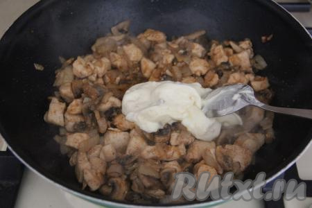 Затем всыпать соль и специи по вкусу, добавить плавленный сыр и перемешать.