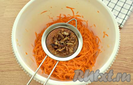 Сразу горячее масло без лука (для удобства я использую сито) выливаем поверх чеснока и специй.