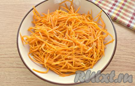 Сразу хорошо перемешиваем морковку со специями, чесноком и маслом.