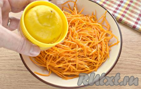 Из лимона выжимаем сок и выливаем его в морковку.