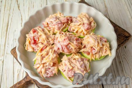 Равномерно выложите начинку на каждый кружочек кабачка. Поставьте форму с кабачками, покрытыми начинкой, в заранее разогретую духовку и запекайте овощи минут 15-20 при температуре 180 градусов.&nbsp;