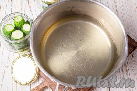 Затем воду слейте в кастрюлю, доведите её снова до кипения. На этом этапе в кастрюлю можно долить немного (примерно, 50-100 миллилитров) кипятка.&nbsp;