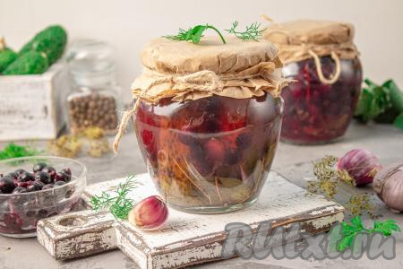 Затем перенесите баночки с огурчиками в место для хранения. Огурцы, маринованные с чёрной смородиной, отлично хранятся в течение зимы в квартирных условиях.