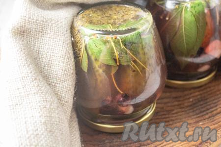 Слегка потрусите каждую баночку с огурцами и чёрной смородиной, чтобы соль и сахар распределились по всему рассолу, а не засели на дне. Затем переверните банки верх дном, укутайте тёплым пледом и оставьте до полного остывания. Под пледом они простояли у меня почти двое суток.