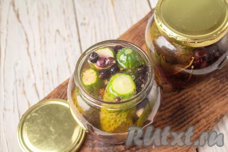 Залейте банки с огурцами и смородиной закипевшей водой. Сразу баночки плотно закрутите (или закатайте) крышками.&nbsp;