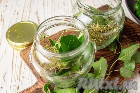 Банки вымойте и простерилизуйте удобным для вас способом. Я наливаю в банку около 100 миллилитров воды, ставлю в микроволновку при полной мощности (у меня - 800 Ватт) на 5 минут, затем воду сливаю. Крышки кипячу на плите в ковшике с водой 5 минут с момента закипания. В простерилизованные банки выложите промытые листья вишни и зонтики укропа. Зонтики укропа можно заменить на веточку свежего укропа.&nbsp;