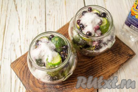 Всыпьте соль, сахар и влейте уксус. На одну пол-литровую баночку нужны 1,5 чайных ложки сахара,&nbsp;1 чайная ложка соли и 1 чайная ложка уксуса.&nbsp;