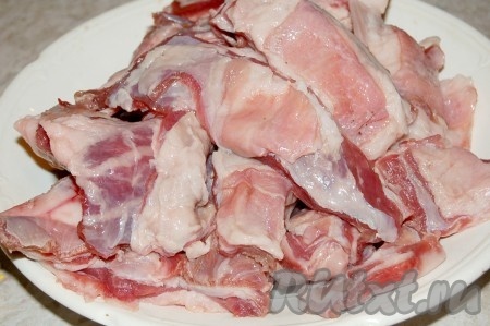 Бараньи ребрышки помыть и положить в кастрюлю вариться  на 1,5 часа.