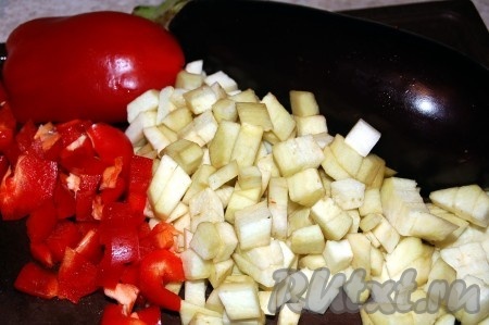 Нарезать мелкими кубиками сладкий перец и баклажаны, очищенные от кожицы.