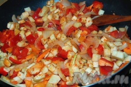 Перемешать и обжаривать все овощи минут 15. 