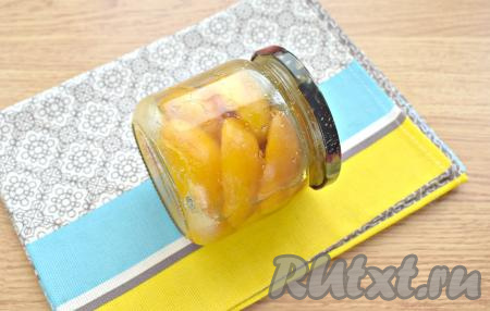 После стерилизации аккуратно, чтобы не обжечься, достаём банки из воды и тщательно закручиваем (или закатываем) крышки. Переворачиваем банки на бок, чтобы проверить герметичность крышек.&nbsp;