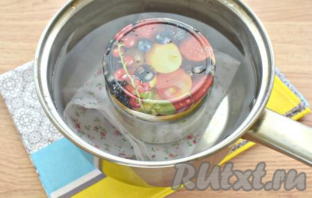 На дно кастрюльки (или ковшика) кладём тканевую салфетку (или полотенце), сложенную вдвое - втрое. Ставим поверх салфетки (или полотенца) банки с абрикосами, вливаем в кастрюльку (или в ковшик) холодную воду до плечиков баночек. Ставим кастрюльку (или ковшик) на средний огонь. После закипания стерилизуем абрикосы в банках 40 минут на умеренном огне.