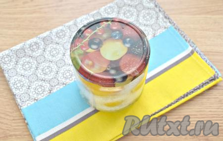 Банки накрываем крышками и слегка закручиваем, но не полностью.