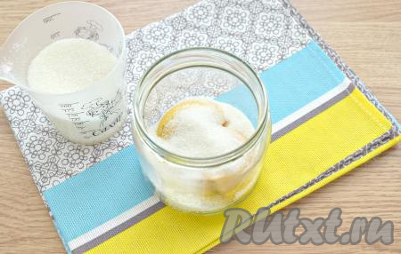 Выкладываем половинки абрикосов в банки (я раскладывала по двум банкам объёмом 350 миллилитров), пересыпая слои фруктов сахаром.